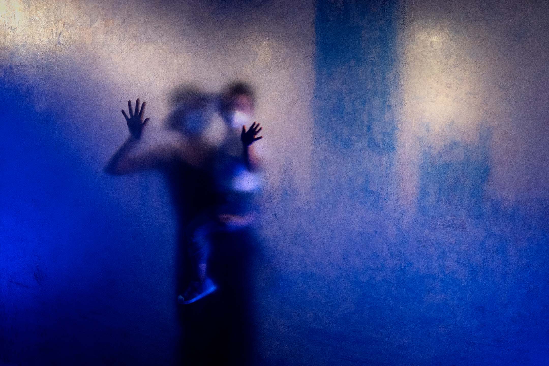 2022年7月2日，中国北京，一对母子站在艺术装置后。摄：Kevin Frayer/Getty Images