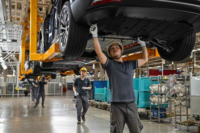 随着人口日益萎缩，中国一如既往地需要工人，但许多大学毕业生对流水线工作并不感兴趣。图为中国汽车制造商蔚来在合肥的工厂员工。图片来源：hector retamal/Agence France-Presse/Getty Images