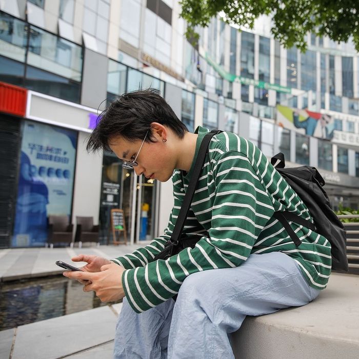 6 月份，16 至 24 岁人口的失业率上升至 21.3%。图片来源：wu hao/Shutterstock