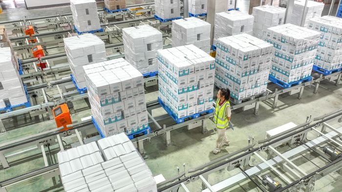 中国 7 月份的零售销售不及预期，使一些经济学家对夏季经济温和好转的希望落空。图片来源：Cfoto/Zuma Press