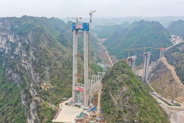 贵州省在建的花江峡谷大桥，摄于 5 月。图片来源：Cfoto/NurPhoto/Zuma Press