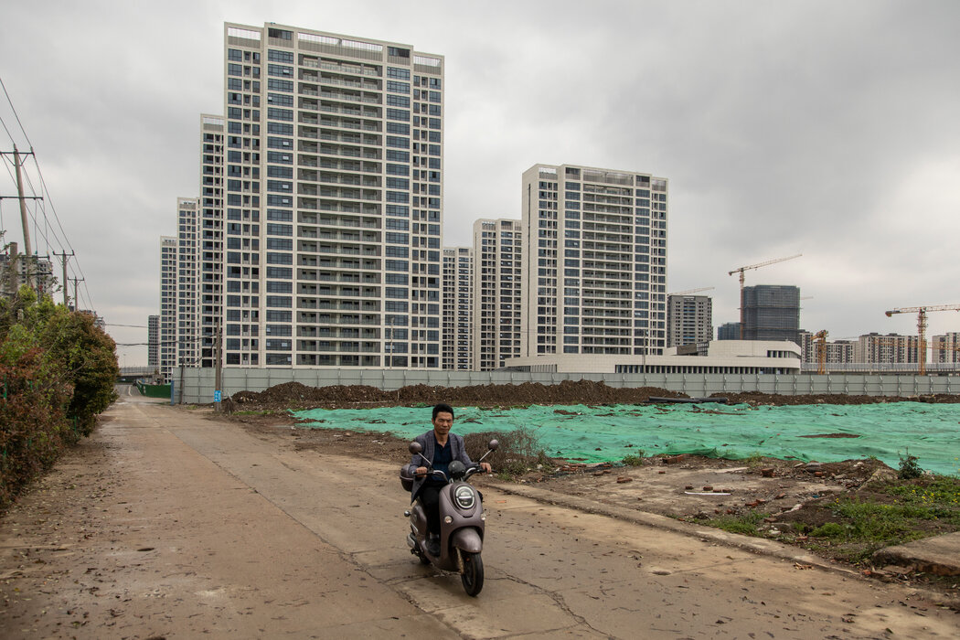 苏州正在建设的公寓，摄于今年早些时候。多年的建设已给这个国家留下了大量未完工或空置的公寓。 QILAI SHEN FOR THE NEW YORK TIMES