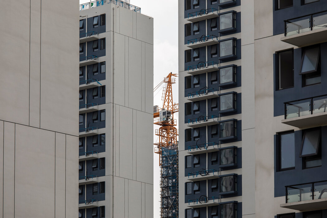 南通的一个住宅建设项目，摄于上周六。新房的建设和销售已在 50 多家房地产开发商耗尽资金后陷入停顿状态。 Qilai Shen for The New York Times