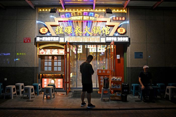 在新冠防疫措施放松之后，中国经济今年年初经历了一段短暂的复苏，但之后陷入了增长乏力的困境，消费情绪疲软。图片来源：gREG baker/Agence France-Presse/Getty Images