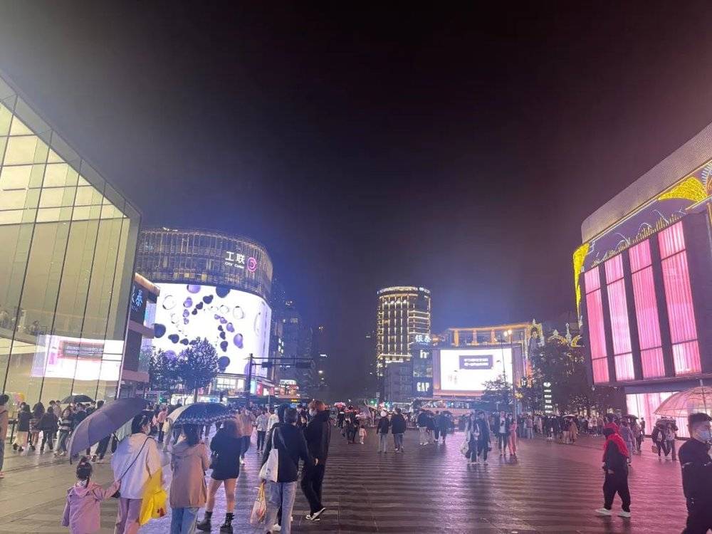 ▲杭州湖滨步行街（图 / 冰川图库）