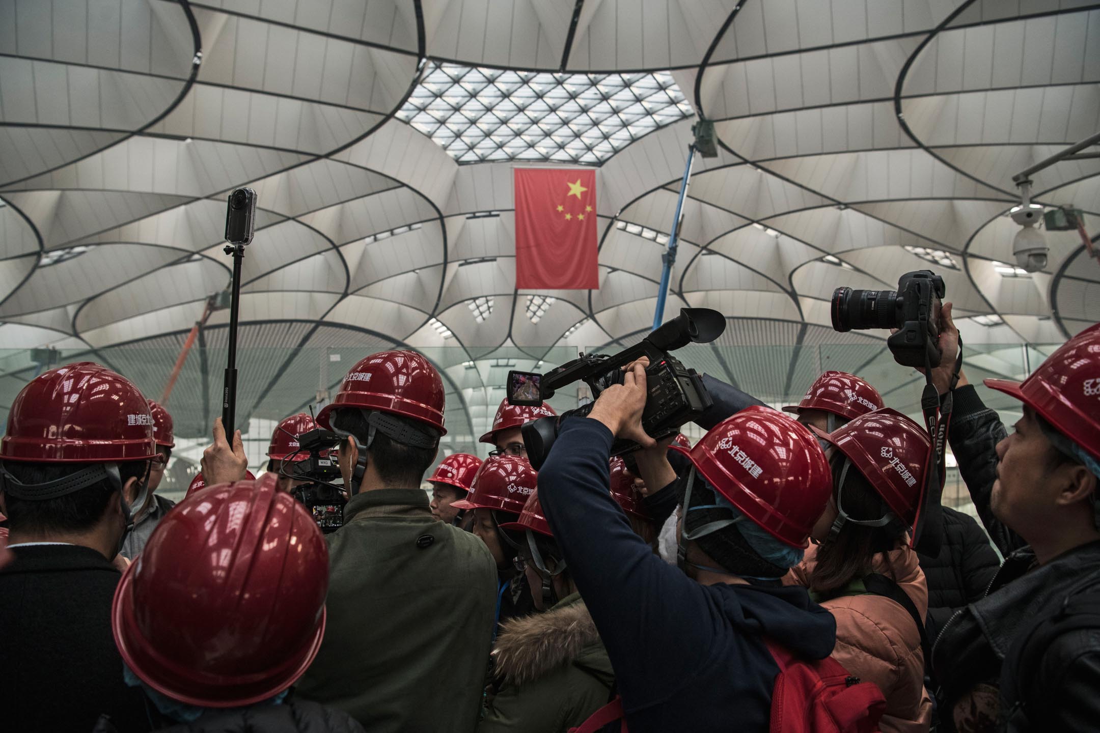 2019 年 3 月 1 日，中国北京，大批记者在新兴建的大兴国际机场采访。摄：Kevin Frayer/Getty Images