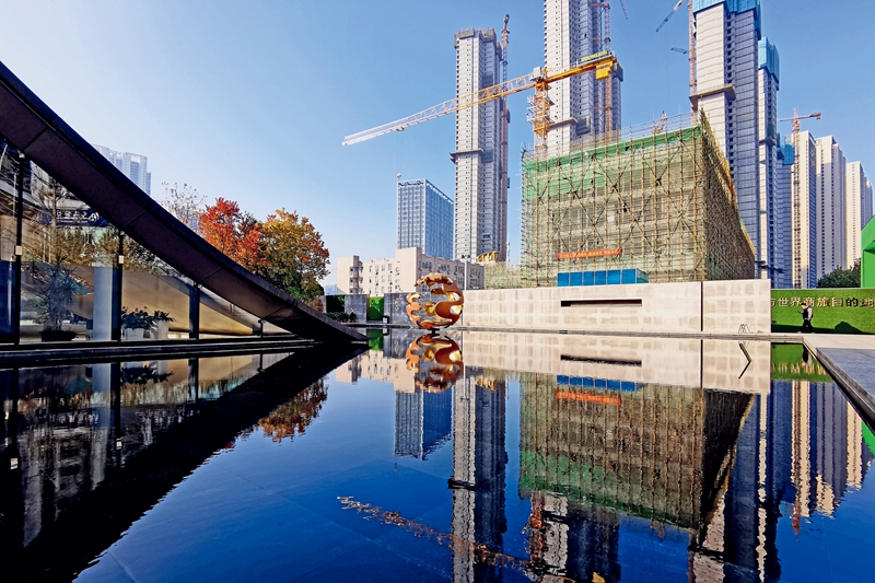 湖北武汉远洋集团在建楼盘。2023 年 7 月以来，远洋集团、碧桂园均深陷流动性紧张的漩涡。其中，远洋集团旗下的远洋地产自 2009 年就成为国寿集团的表内联营企业，属于国资背景房地产代表。