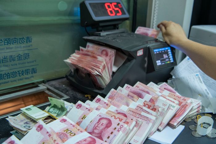 今年以来，人民币汇率持续下滑，预计人民币下行压力仍将持续。图片来源：Cfoto/ZUMA Press